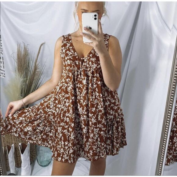 NWT Rylee Anns Dark brown and white V-neck floral mini dress - Picture 3 of 12